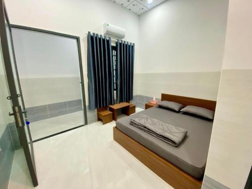 ein Schlafzimmer mit einem Bett und einem großen Fenster in der Unterkunft Motel như ngọc 