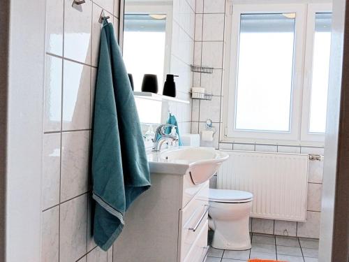 a bathroom with a green towel hanging on the wall at Abendsonne Obergeschoss mit Balkon in Koblenz
