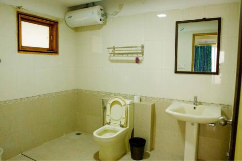 uma casa de banho com um WC e um lavatório em Lynwood Villa - Pet Friendly em Kelambākkam
