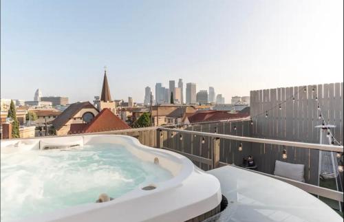 Gorgeous DTLA w/ View + Hot Tub! photo 10
