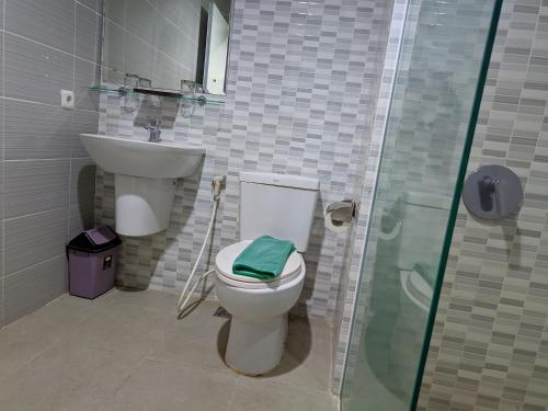 Hotel Nalendra Plaza Subangにあるバスルーム