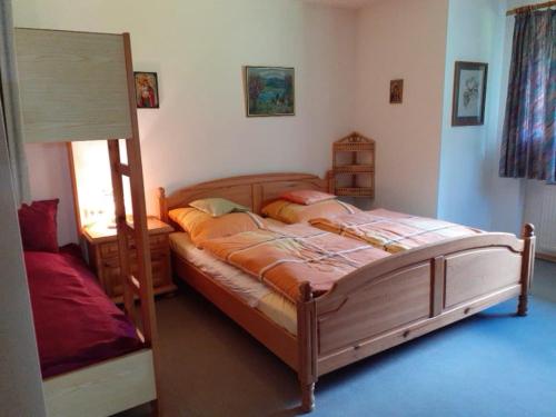 1 dormitorio con 1 cama grande de madera en una habitación en Ferienwohnung Gilch, en Oberwössen
