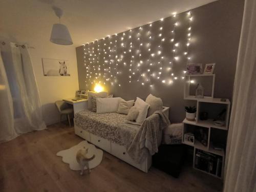1 dormitorio con 1 cama con luces en la pared en Appartement cosy proche mer, en La Seyne-sur-Mer
