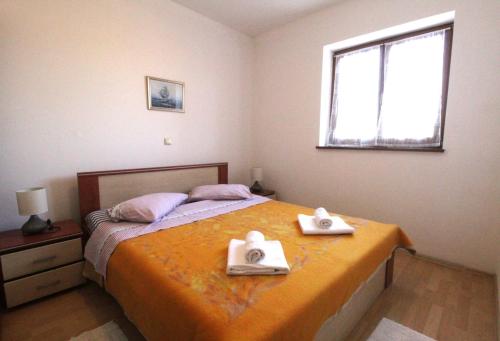 una camera da letto con un letto e due asciugamani di Apartment Katarina wit sea view 1 a Zambratija