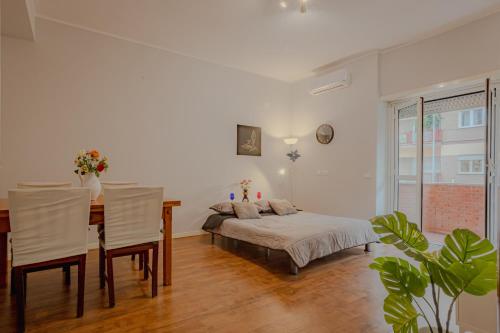 une chambre avec un lit, une table et des chaises dans l'établissement La Chiocciola, à Lido di Ostia