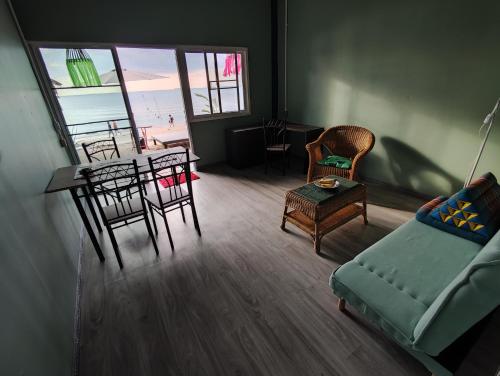 Et opholdsområde på Flower Apartment on the beach