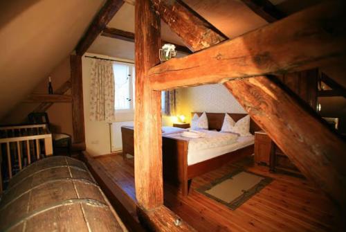 Cette chambre mansardée comprend un lit et une fenêtre. dans l'établissement Ferienhaus Spreewaldnostalgie, à Burg