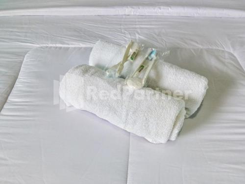ein Paar Handtücher auf dem Bett in der Unterkunft Cerry Village near RS Mitra Siaga Tegal RedPartner in Tegal
