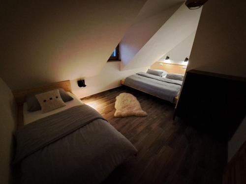 CHALUPA U ROUBÍČKŮ في هورني بيسافا: غرفة نوم بسريرين في العلية