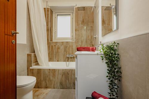 une salle de bain avec un lavabo et des toilettes et une fenêtre dans l'établissement La Chiocciola, à Lido di Ostia
