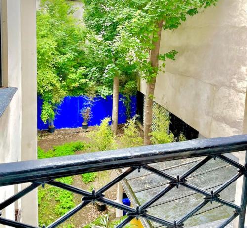 d'un balcon avec vue sur une cour arborée. dans l'établissement In the center of Montmartre, à Paris