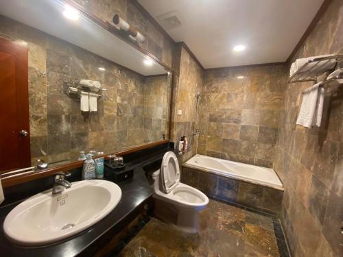 河內的住宿－A25 Hotel - 221 Bạch Mai，浴室配有盥洗盆、卫生间和浴缸。