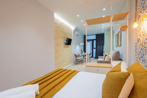 ein Schlafzimmer mit einem Bett und ein Wohnzimmer in der Unterkunft FLORIT FLATS - The Sorolla Apartments in Valencia