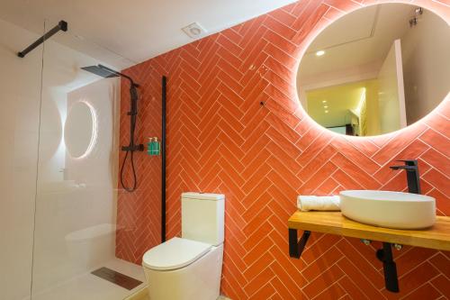 y baño con lavabo y espejo. en FLORIT FLATS - The Sorolla Apartments, en Valencia
