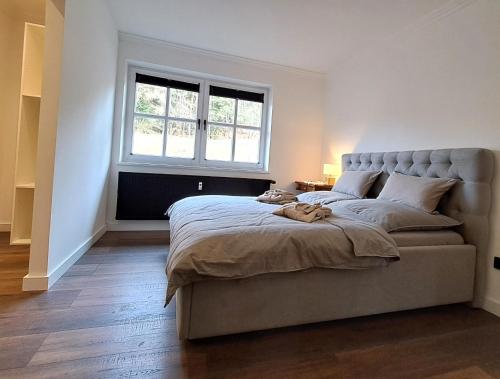um quarto com uma cama grande e uma janela em L-Elf em Hauzenberg