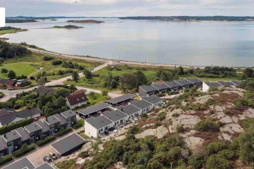 Vue aérienne d'une rangée de maisons au bord de l'eau dans l'établissement Topp modern Villa 200m från havet nära centrum och natur, à Stenungsund