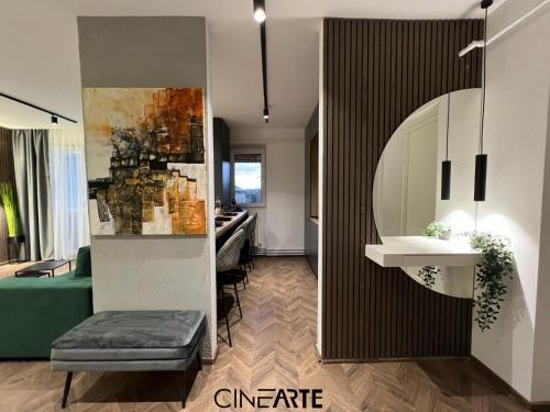 een woonkamer met een bank en een wastafel in een kamer bij CineArte Residence in Caransebeş