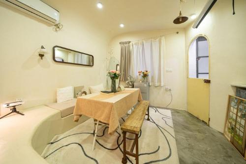 ein Badezimmer mit einem Tisch und einer Badewanne in der Unterkunft Shanghai Hills & Well-time Homestay in Shanghai