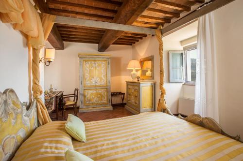 een slaapkamer met een bed in een kamer bij Deluxe apartment Berizio Fulignano San Gimignano in San Gimignano