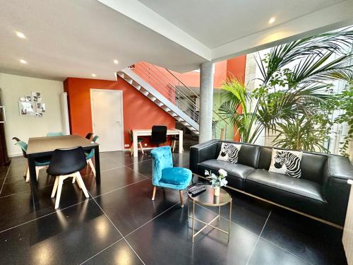 波爾多的住宿－Maison Stylée 98m2 centre bordeaux，客厅配有沙发和桌椅