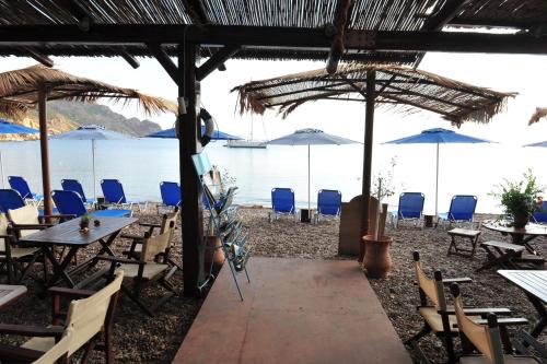 Beachfront Lampis Dolphin 4にあるレストランまたは飲食店