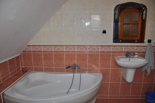 W łazience znajduje się wanna i umywalka. w obiekcie Apartmán pod Veľkou Račou w Oščadnicy