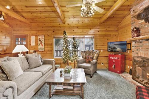 - un salon avec un canapé, des chaises et une télévision dans l'établissement 2417-Timber Pines Chalet cabin, à Big Bear Lake