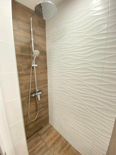 La salle de bains est pourvue d'une cabine de douche avec un pommeau de douche. dans l'établissement Unique Sea View, à Varna