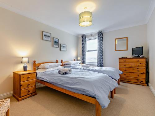 un dormitorio con una cama con un animal de peluche en 3 Bed in Newquay SPINS, en Newquay
