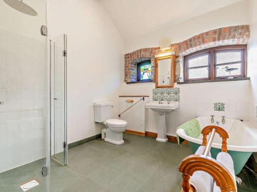 y baño con lavabo, aseo y bañera. en 2 Bed in Crackington Haven 02033 en North Petherwin
