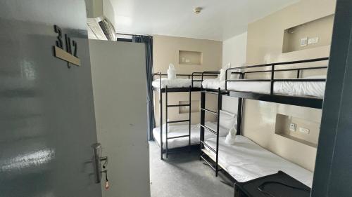 Imagen de la galería de Helens hotel, en Patong Beach