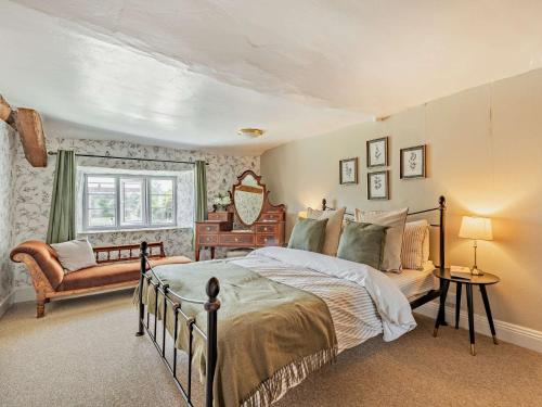 Edington的住宿－2 Bed in Glastonbury MOORH，卧室配有床、椅子和窗户。