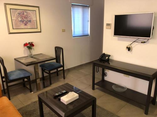 TV a/nebo společenská místnost v ubytování Weibdeh Heights Hotel Suites