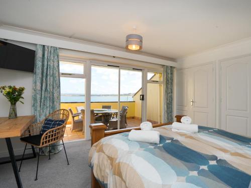 um quarto com uma cama e vista para o oceano em 3 Bed in Appledore WATER em Appledore