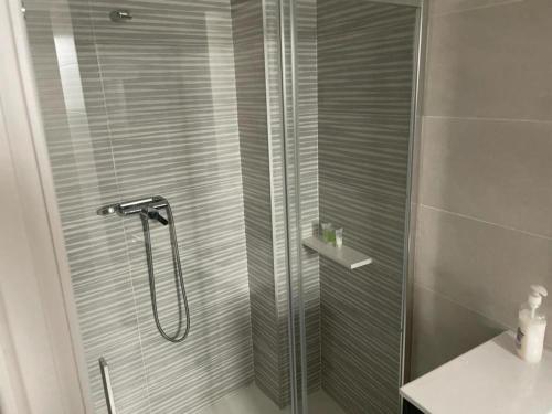 una doccia con una porta in vetro in un bagno di Carbo Home y Garaje , Algemesí Home a Algemesí