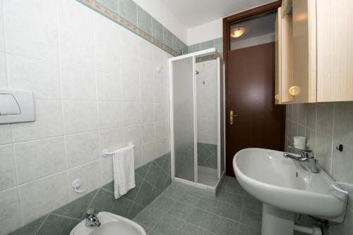 ein Bad mit einem Waschbecken, einem WC und einer Dusche in der Unterkunft Cà Bottrigo in Bardolino