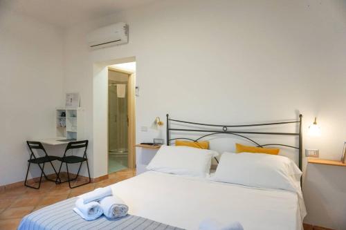 sypialnia z łóżkiem z dwoma ręcznikami w obiekcie Casale Del Borgo w mieście San Severino