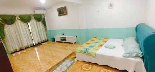 Un dormitorio con una cama y una mesa. en Kakmas Homestay, en Papar