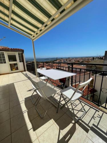 um pátio com uma mesa e cadeiras numa varanda em Appartamento nel centro di Sant'Antioco em SantʼAntìoco