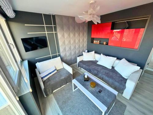 uma pequena sala de estar com um sofá e uma mesa em Apartament Everest by Managerent em Ustka