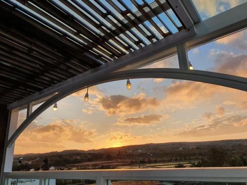 a view of a sunset through a window at Inn巷文創旅店 Inn siang B&B-墾丁夢幻島 in Sigou