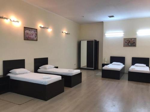 Giường trong phòng chung tại Hotel Complex Verhovina