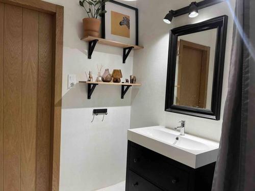 bagno con lavandino e specchio di Downtown Apartment a Kavala