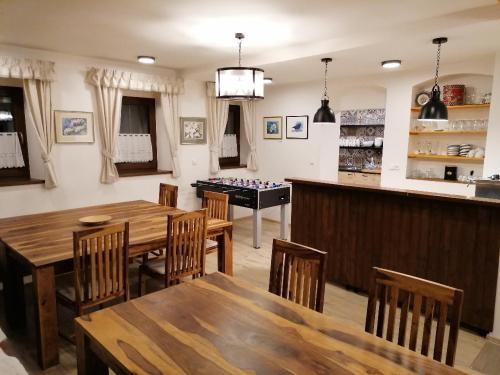 科瓦斯卡的住宿－Chata Krušnohorka，用餐室配有桌子和乒乓球桌