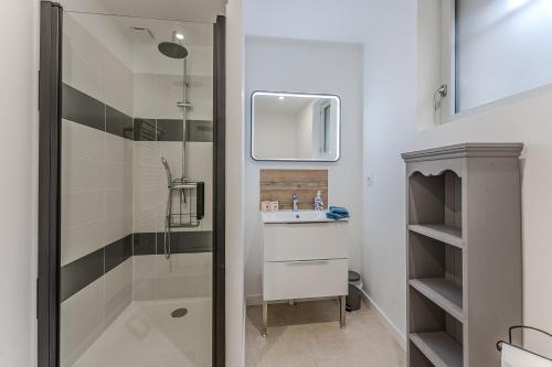 a bathroom with a shower and a sink at LA MAISON DES VIGNES SAINT EMILION in Saint-Émilion
