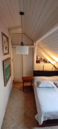 ベオグラードにあるKLARA Vracarのベッドルーム(ベッド1台、テーブル付)