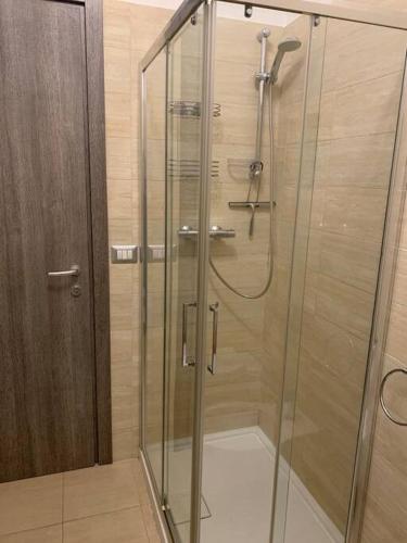 y baño con ducha y puerta de cristal. en Appartamento a Campobasso, en Campobasso