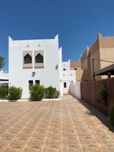 Casa blanca con entrada de ladrillo en Dana Beach Resort منتجع شاطئ الدانة, en Bahía de la Media Luna