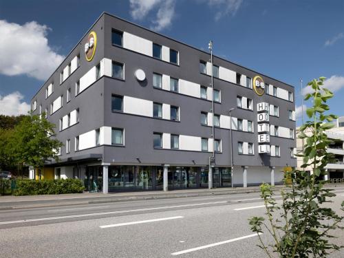 un gran edificio al lado de una calle en B&B Hotel Kiel-City, en Kiel