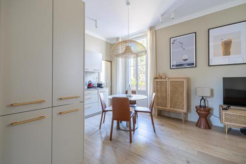 une cuisine et une salle à manger avec une table et des chaises dans l'établissement LE WINDSOR confortable pour un séjour au calme en centre-ville, à Cannes